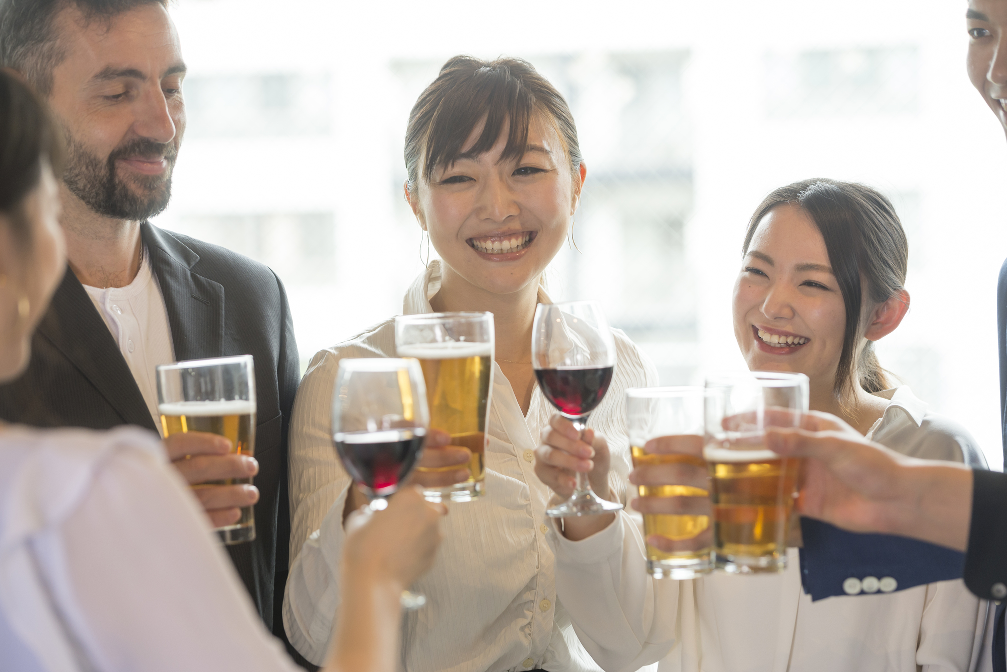 仕事仲間でお酒をたしなむ