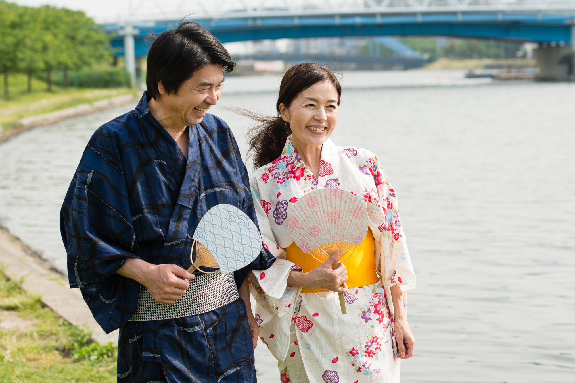 浴衣を着た男女