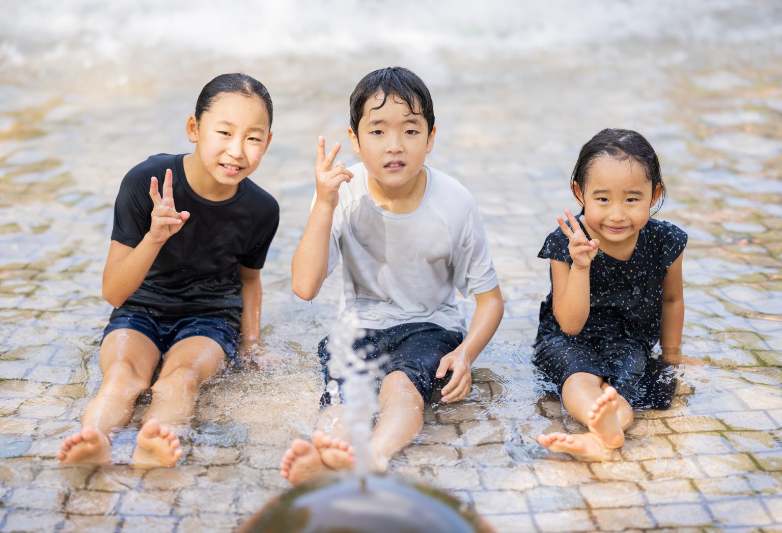 子どもたちで水遊びをするシーン