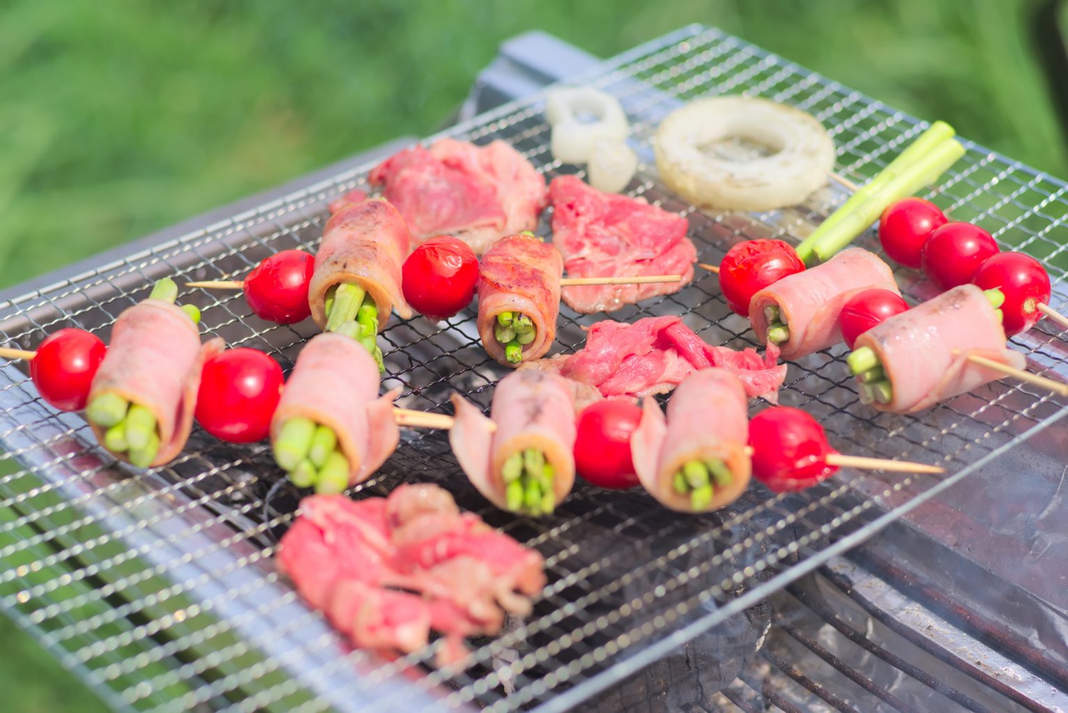 BBQで串焼きをするシーン