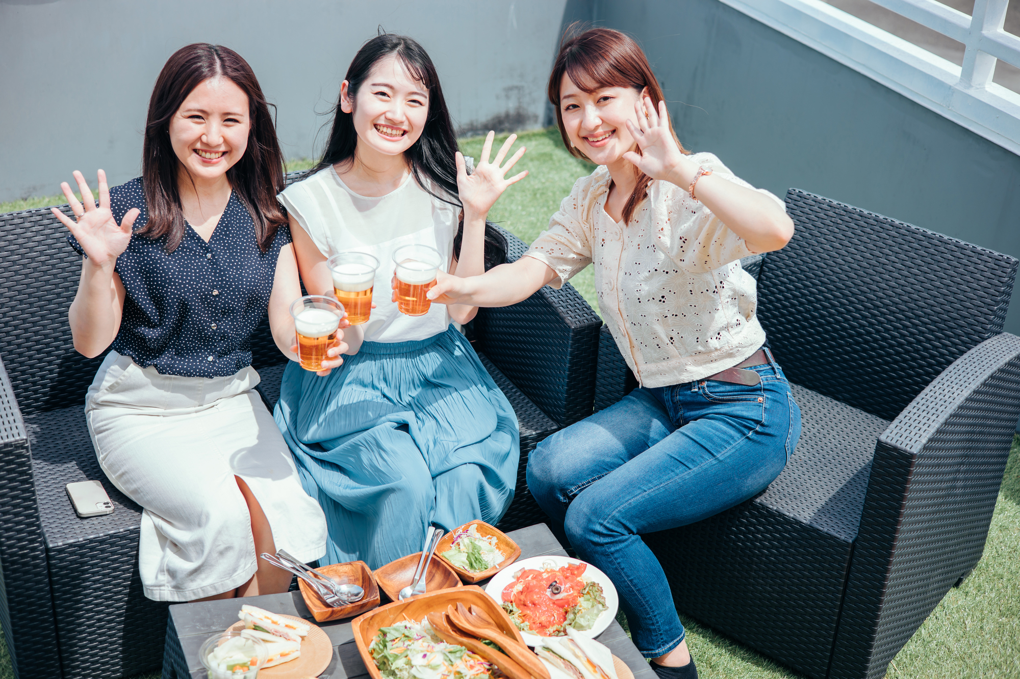 女性3人で食事を楽しむシーン