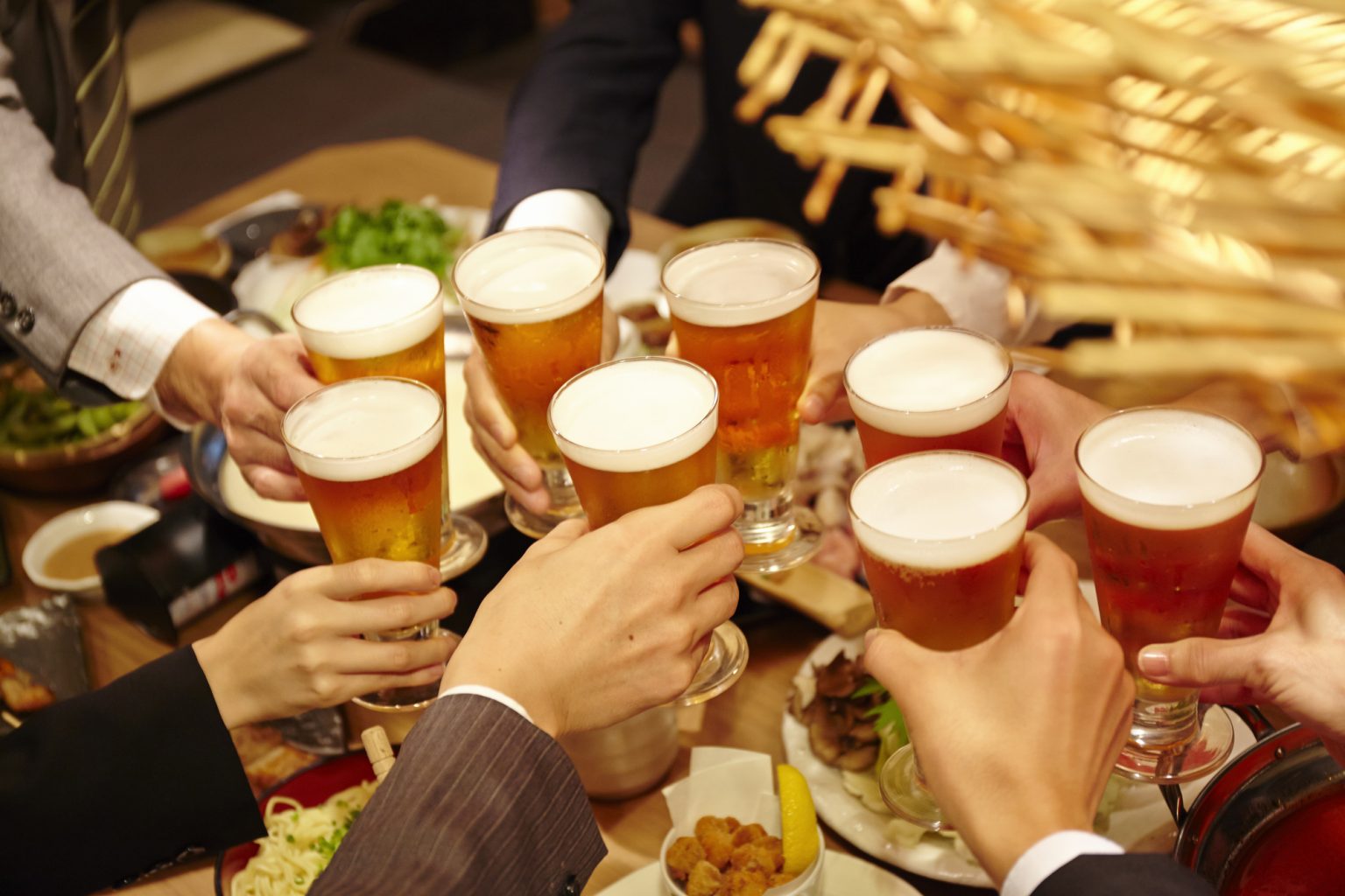 ビールで乾杯する飲み会