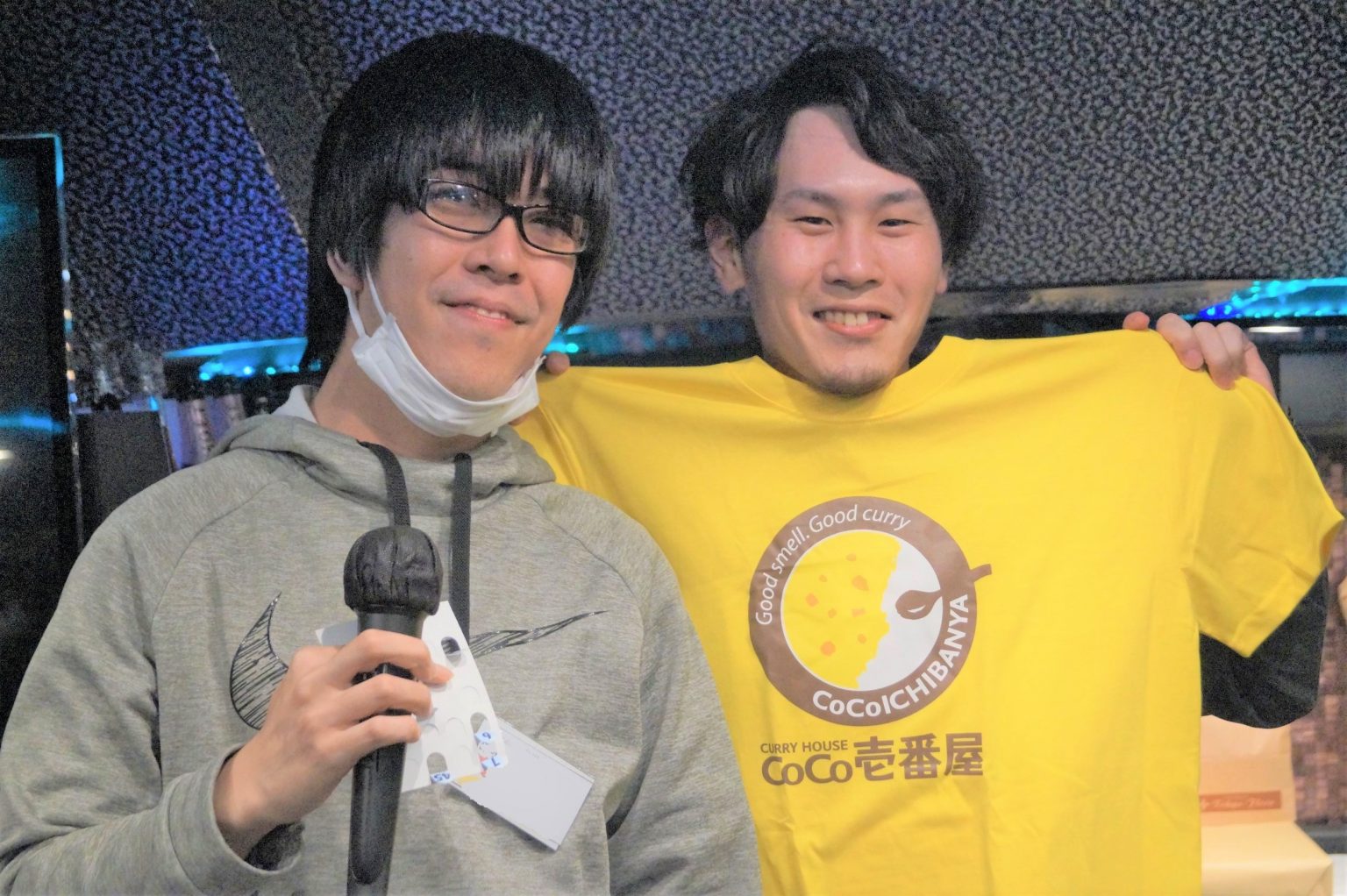 ココ壱番屋カレーのTシャツが当選した男性と司会者のツーショット