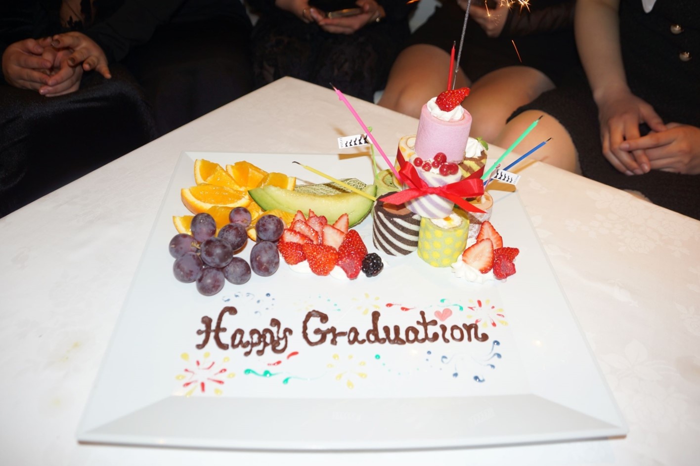ロールケーキタワーに「Happy Graduation」と記載したメッセージプレート