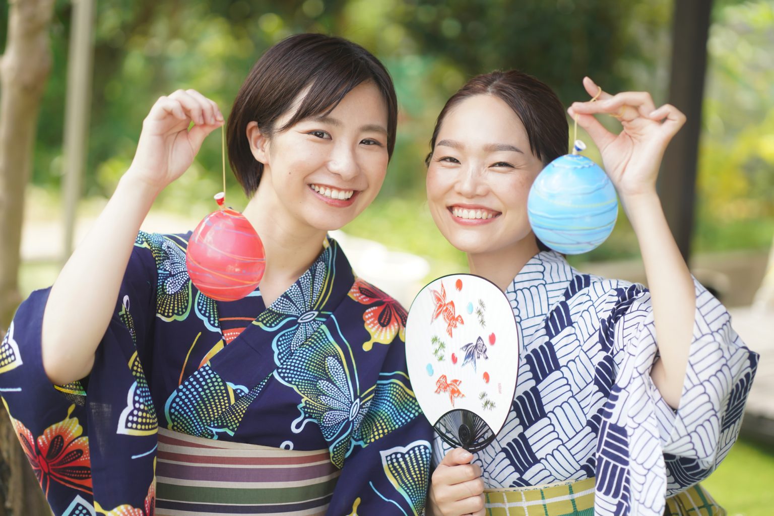 浴衣を着た二人の女性