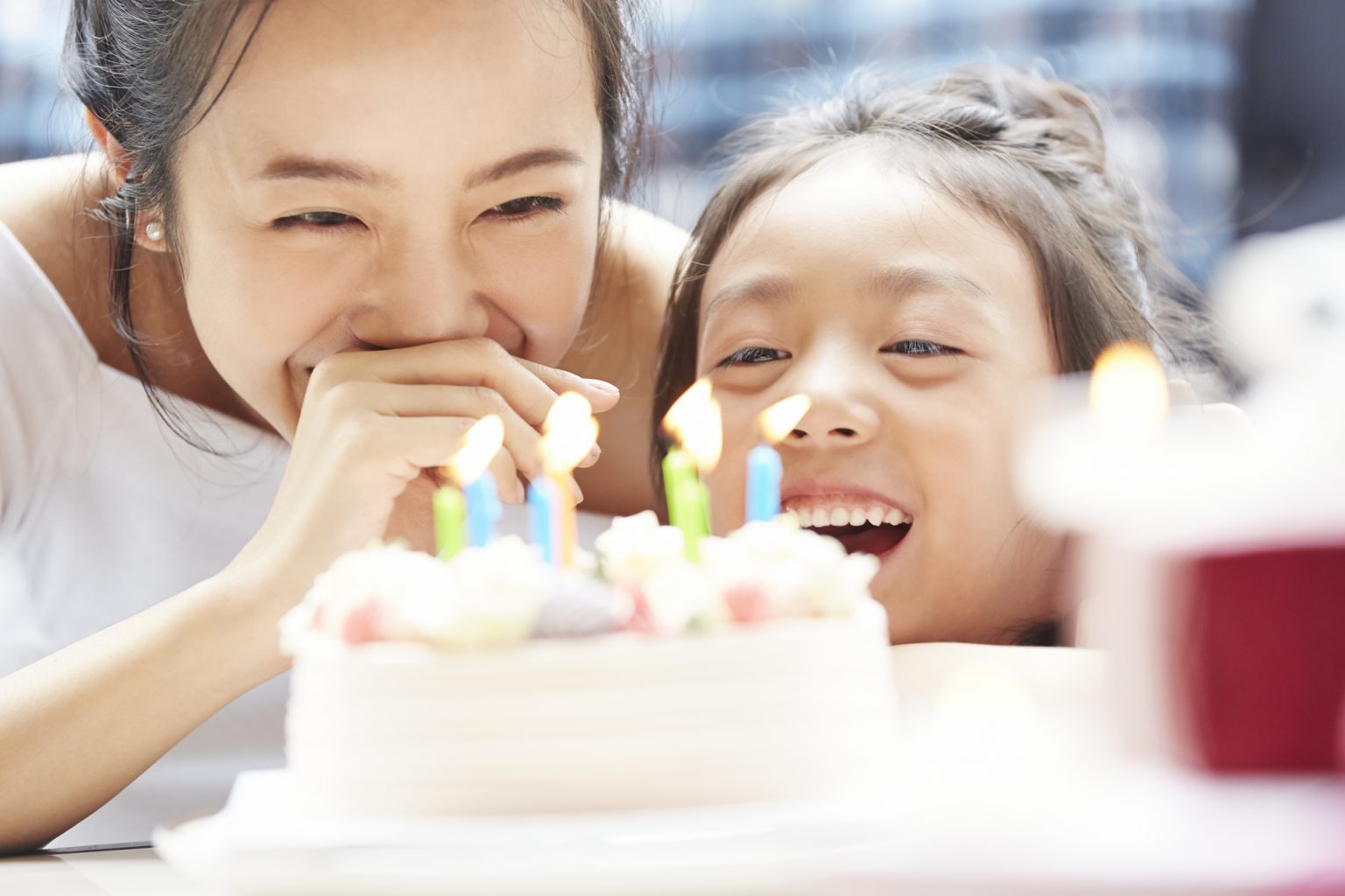 お母さんと子どもがケーキを見ている