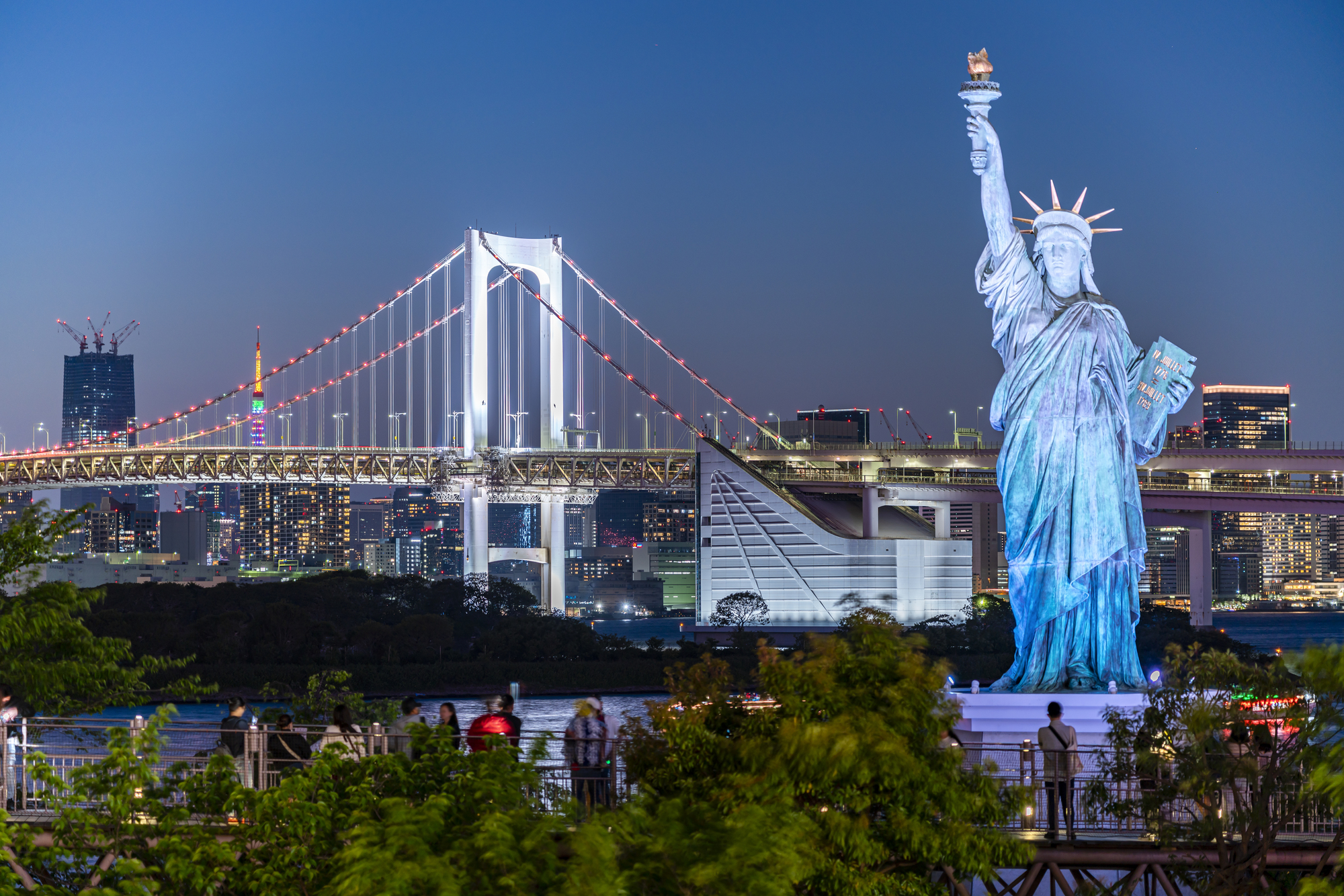 レインボーブリッジの夜景と自由の女神