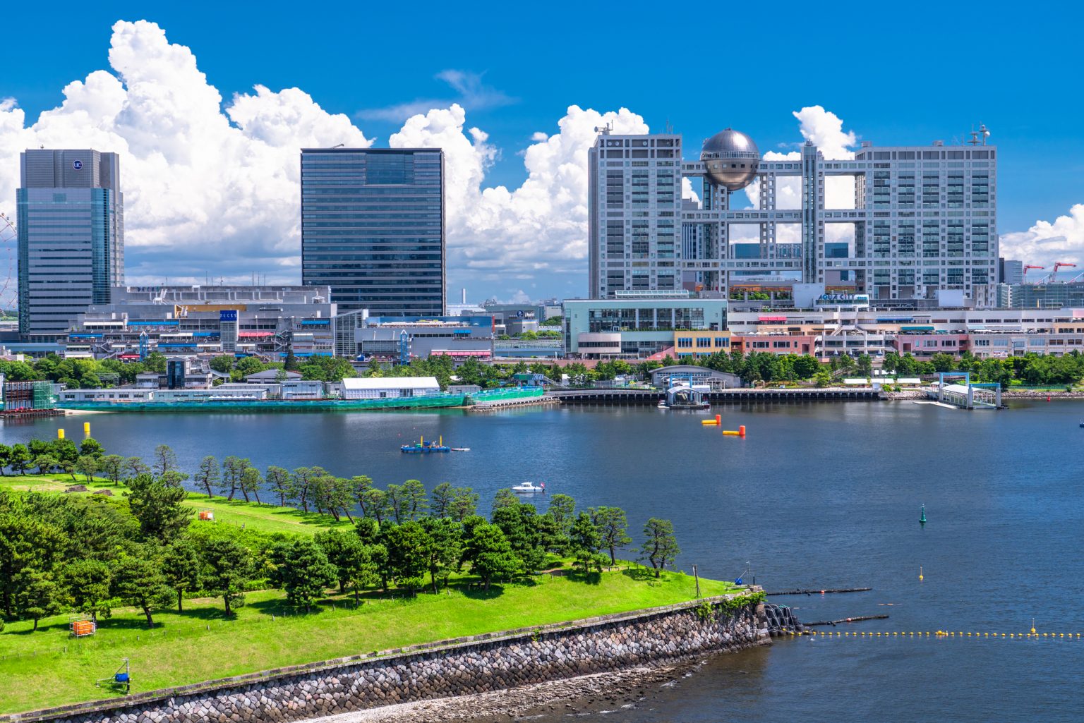 フジテレビ本社と東京湾