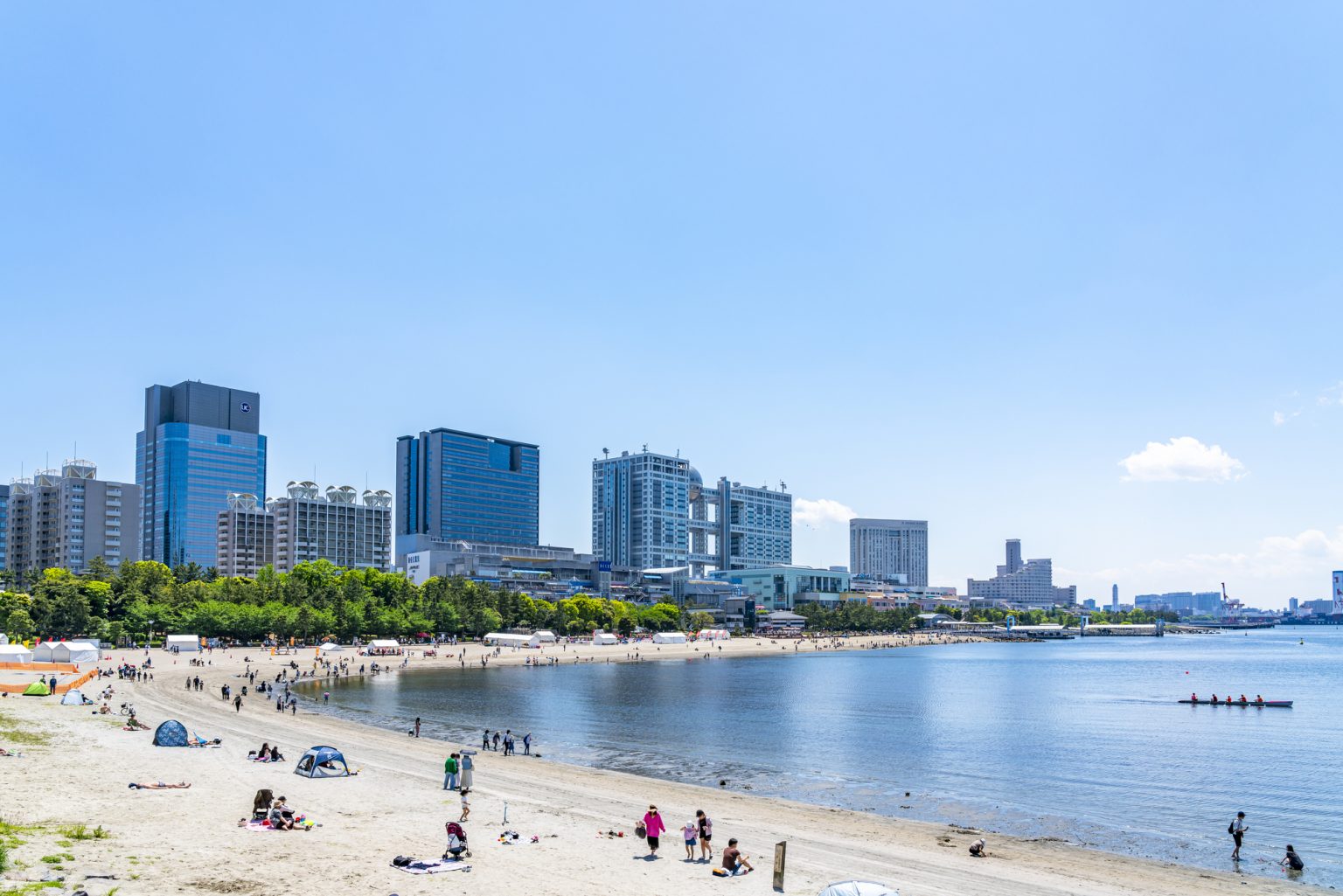 東京都心と砂浜