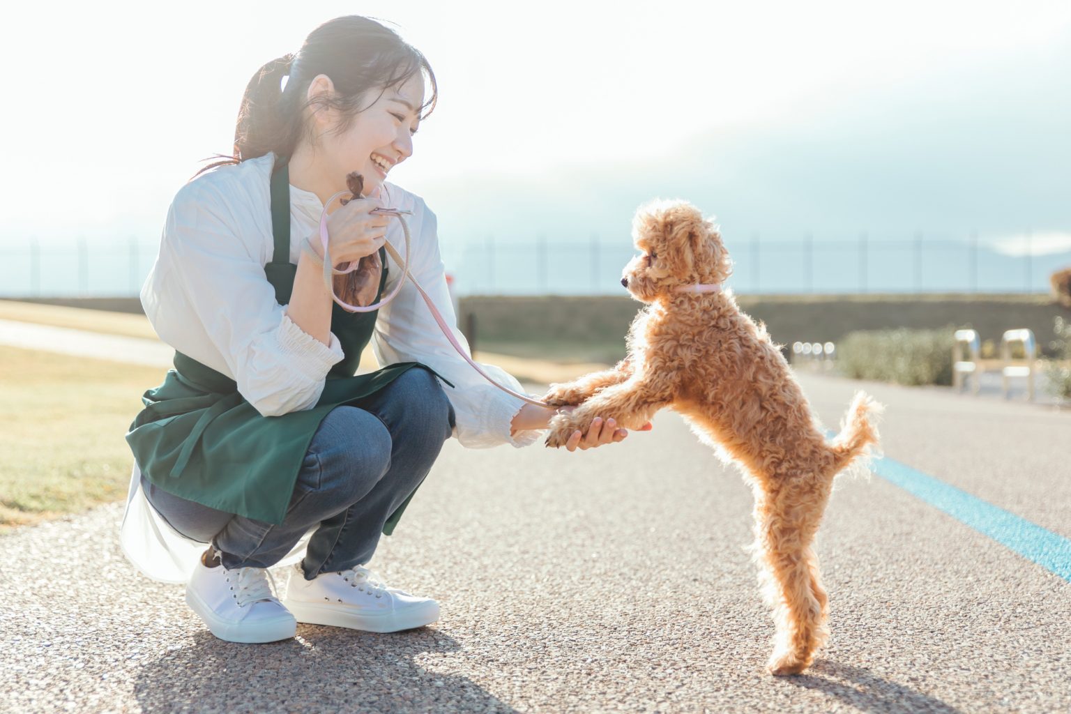 女性とペットが寄り添う