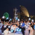 夜の横浜を背景に集合写真を撮影