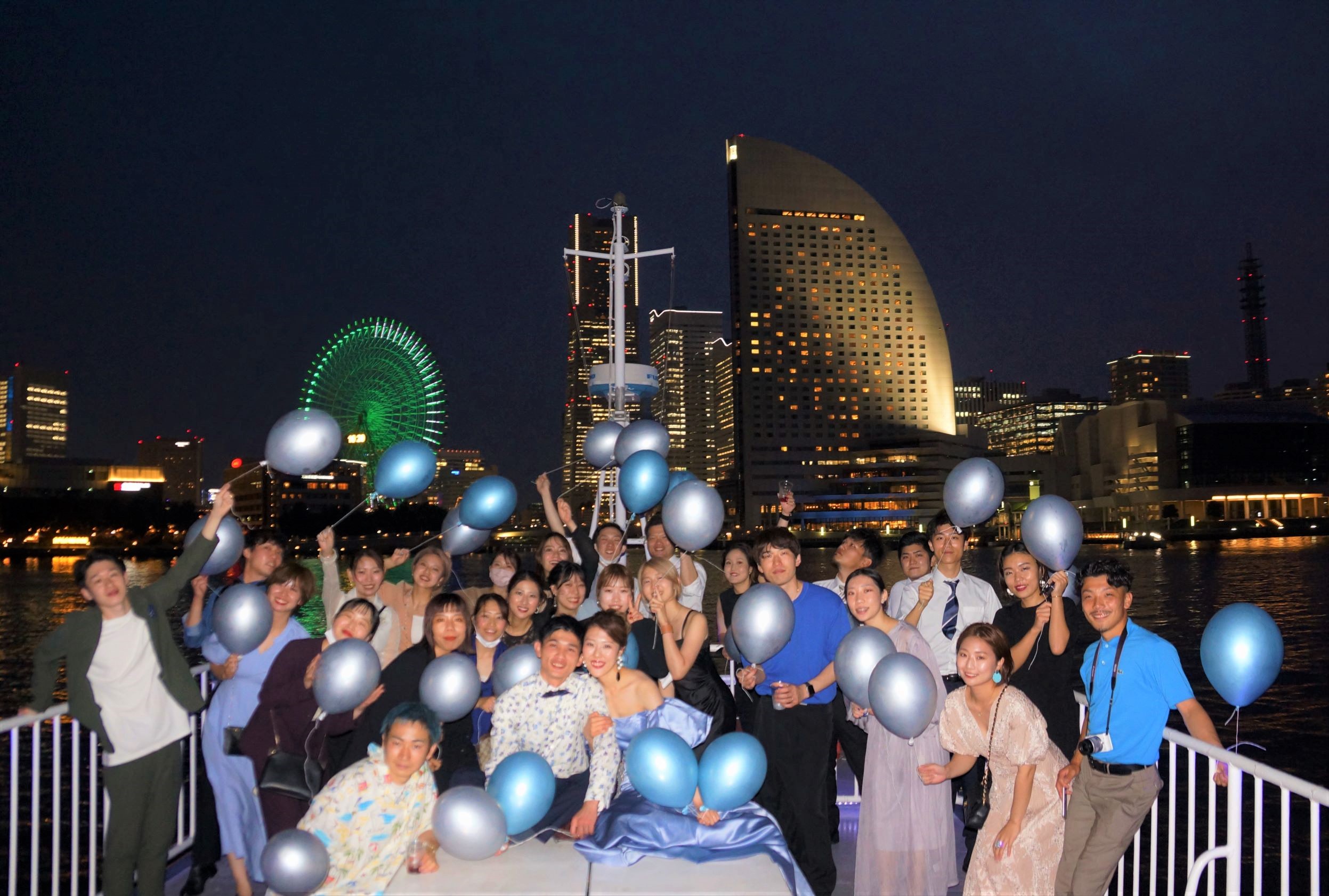 夜の横浜を背景に集合写真を撮影