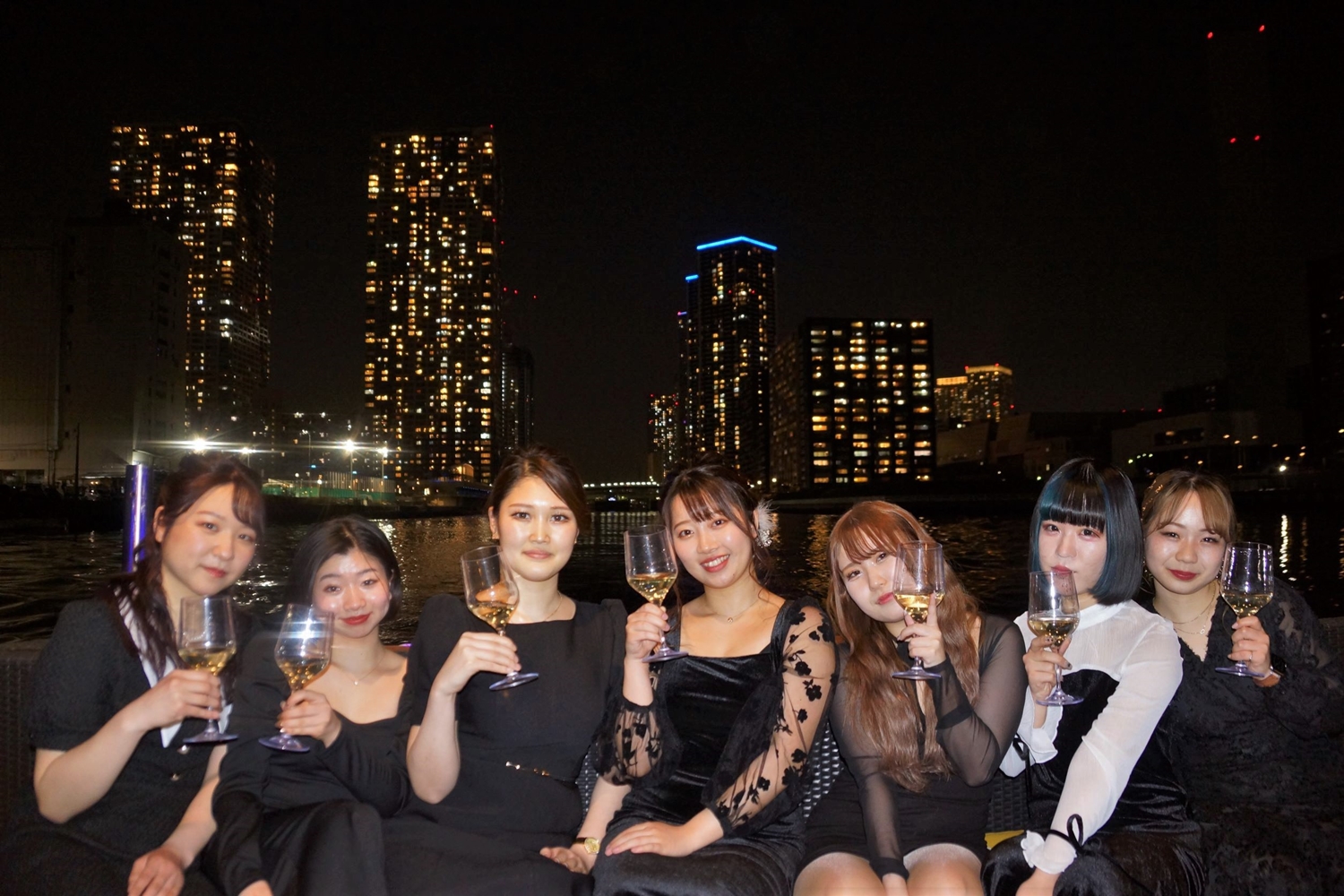 東京の夜景をバックに女性が記念撮影