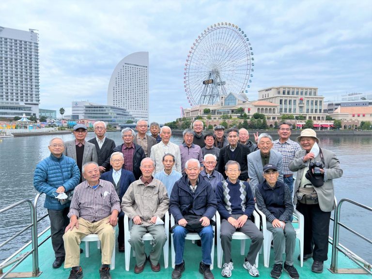 コスモクロックを背景に集合写真を撮影