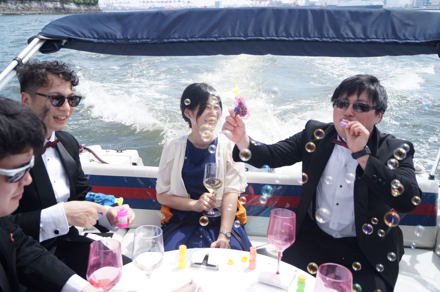 船上でシャボン玉を楽しむ男女グループ