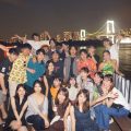 大学のサークル仲間でレインボーブリッジを背景に集合写真を撮影