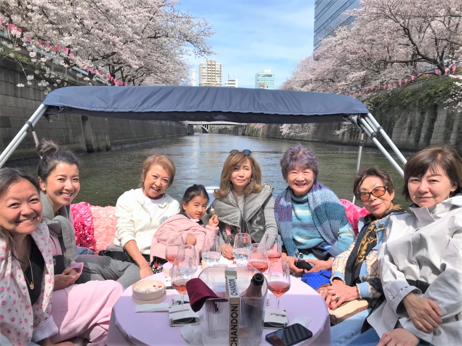 満開の目黒川の桜とともに集合写真を撮影
