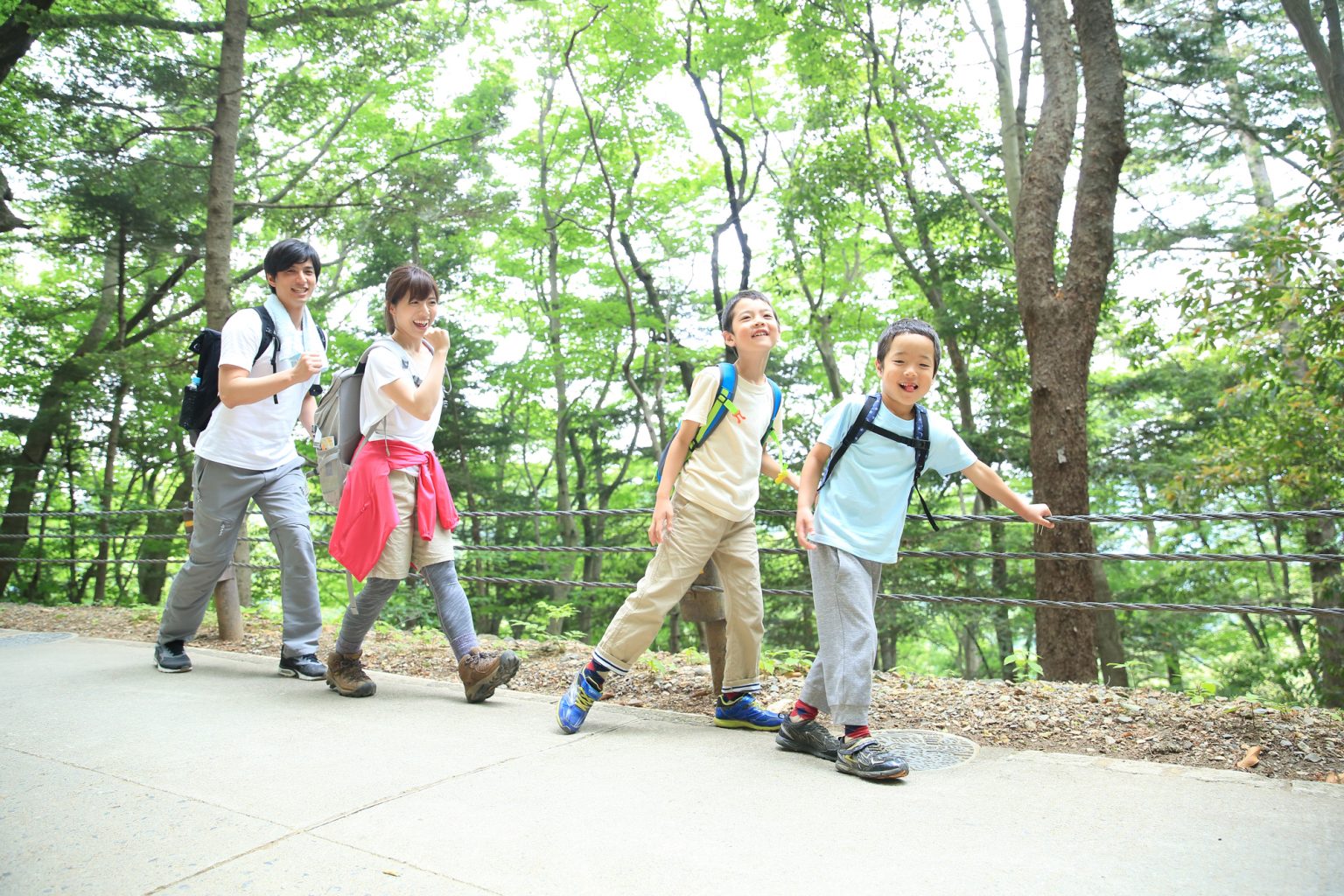 山でレジャーを体験する子供たち