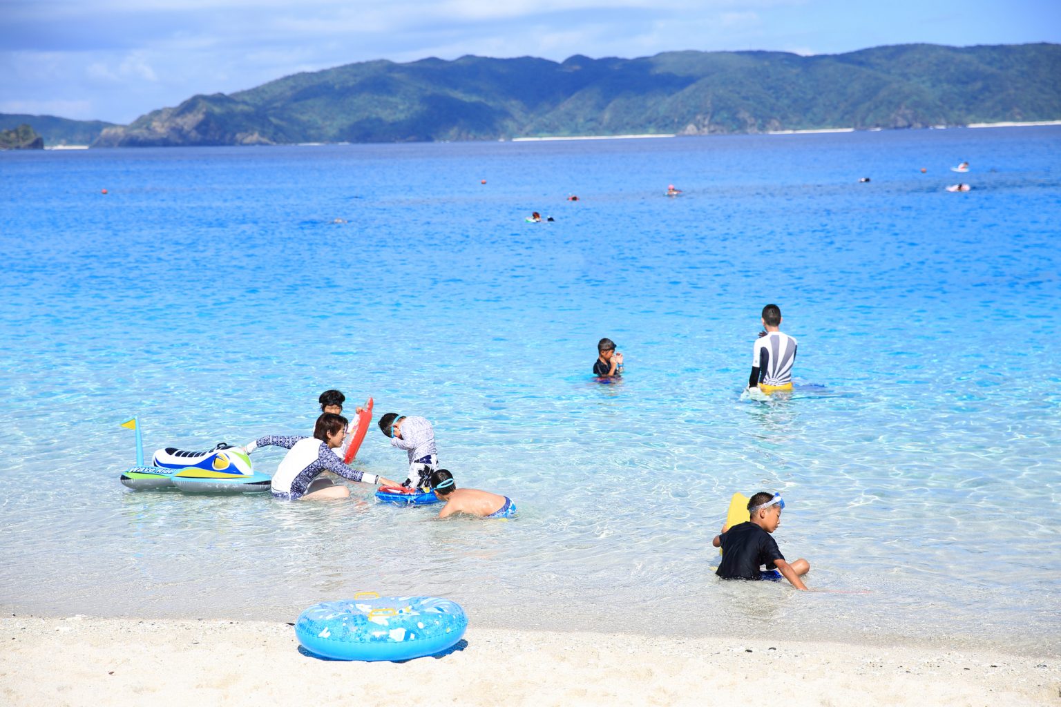 浅瀬で遊ぶ子供たち