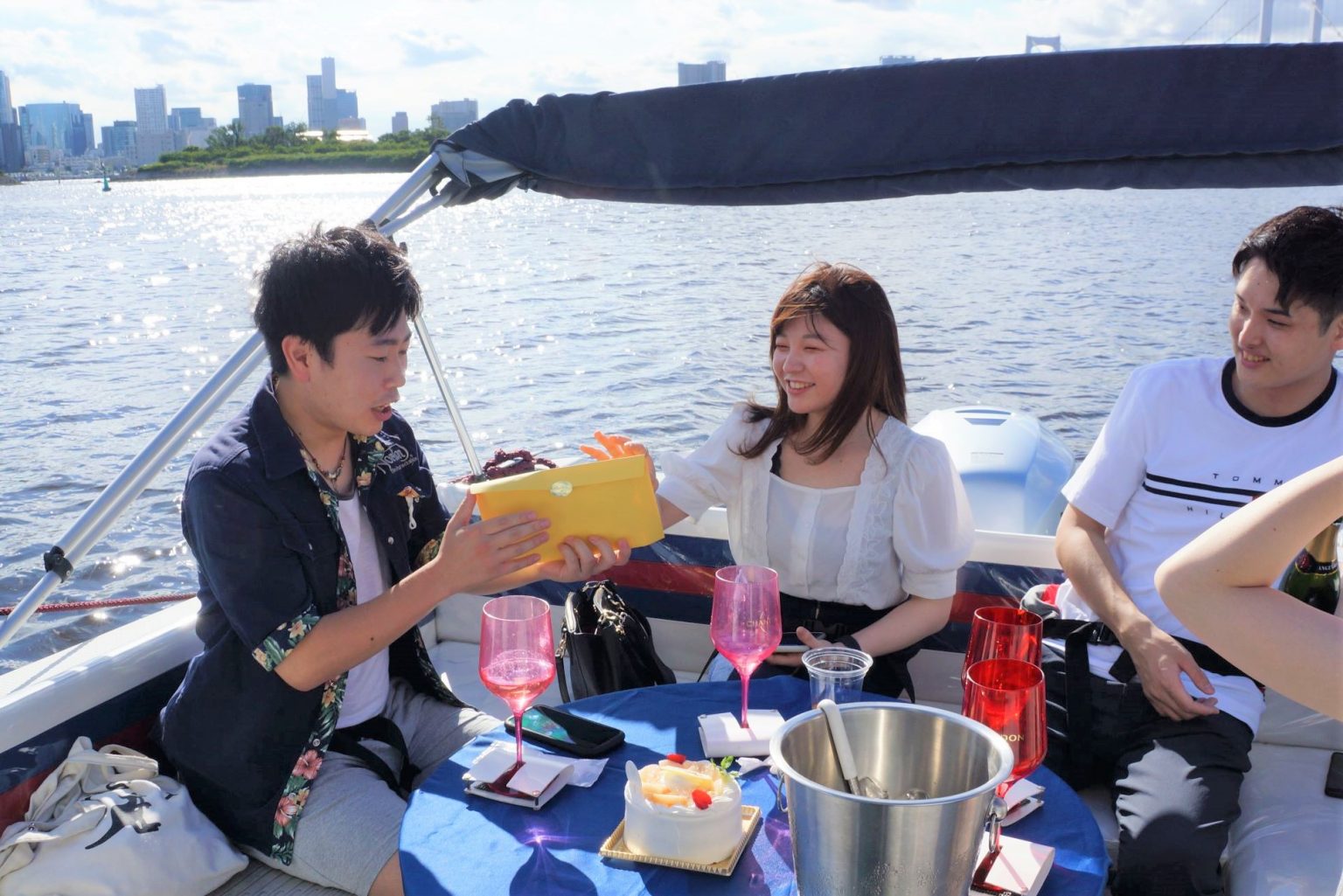 船上でケーキやプレゼントを渡してお誕生日をお祝いする