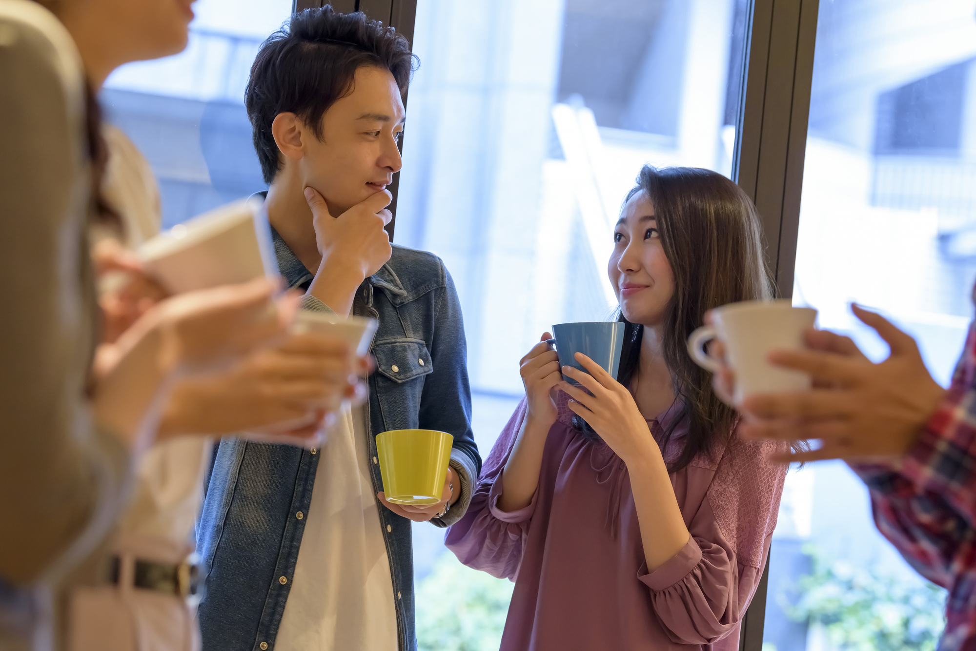 男性と女性が乾杯するイメージ