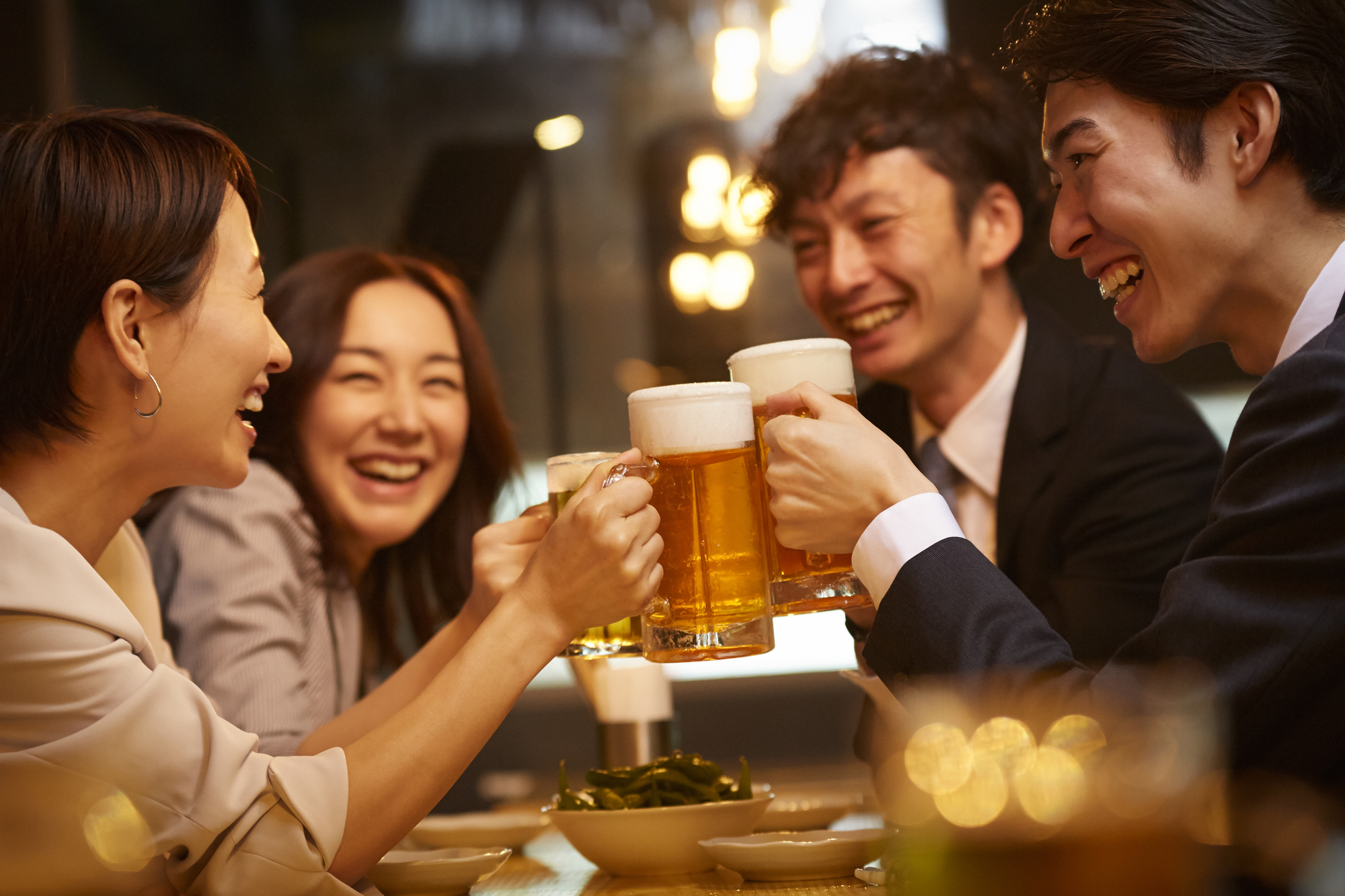 男性と女性でビールを乾杯