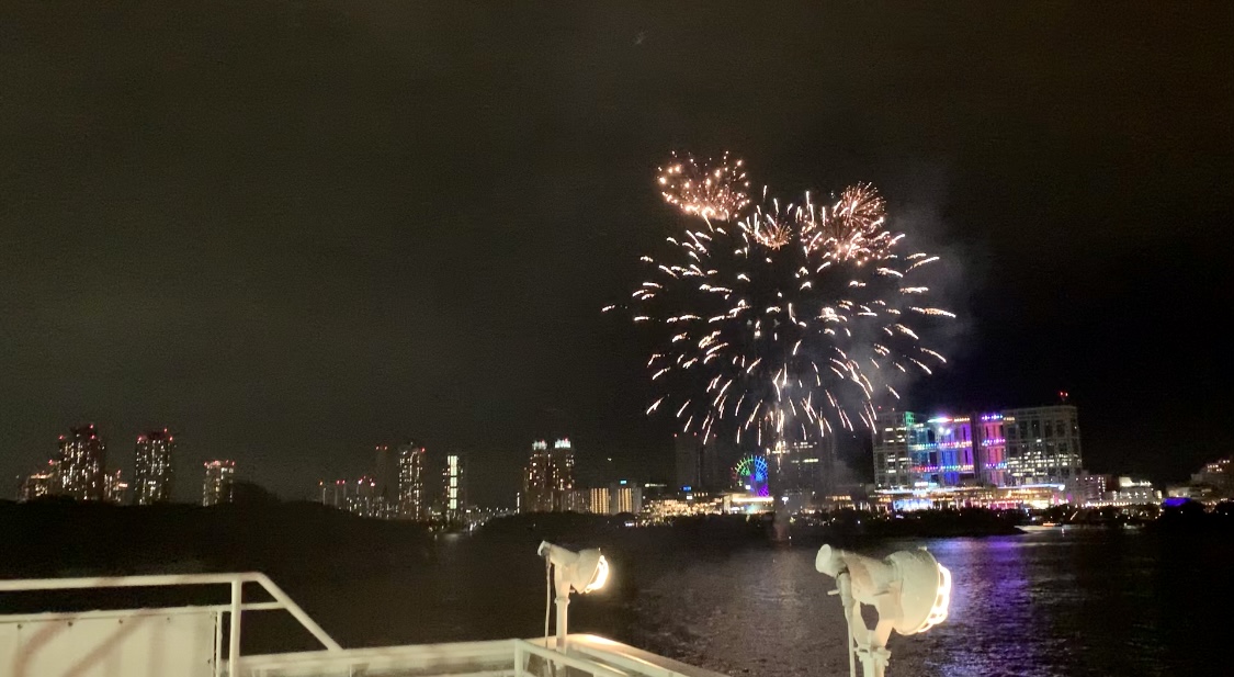 お台場の海上に上がる打ち上げ花火