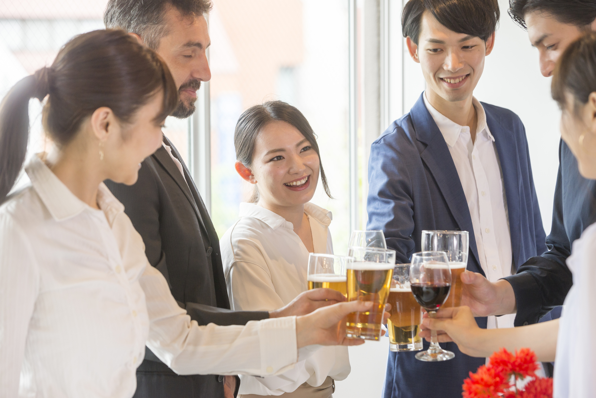 複数人で乾杯している様子