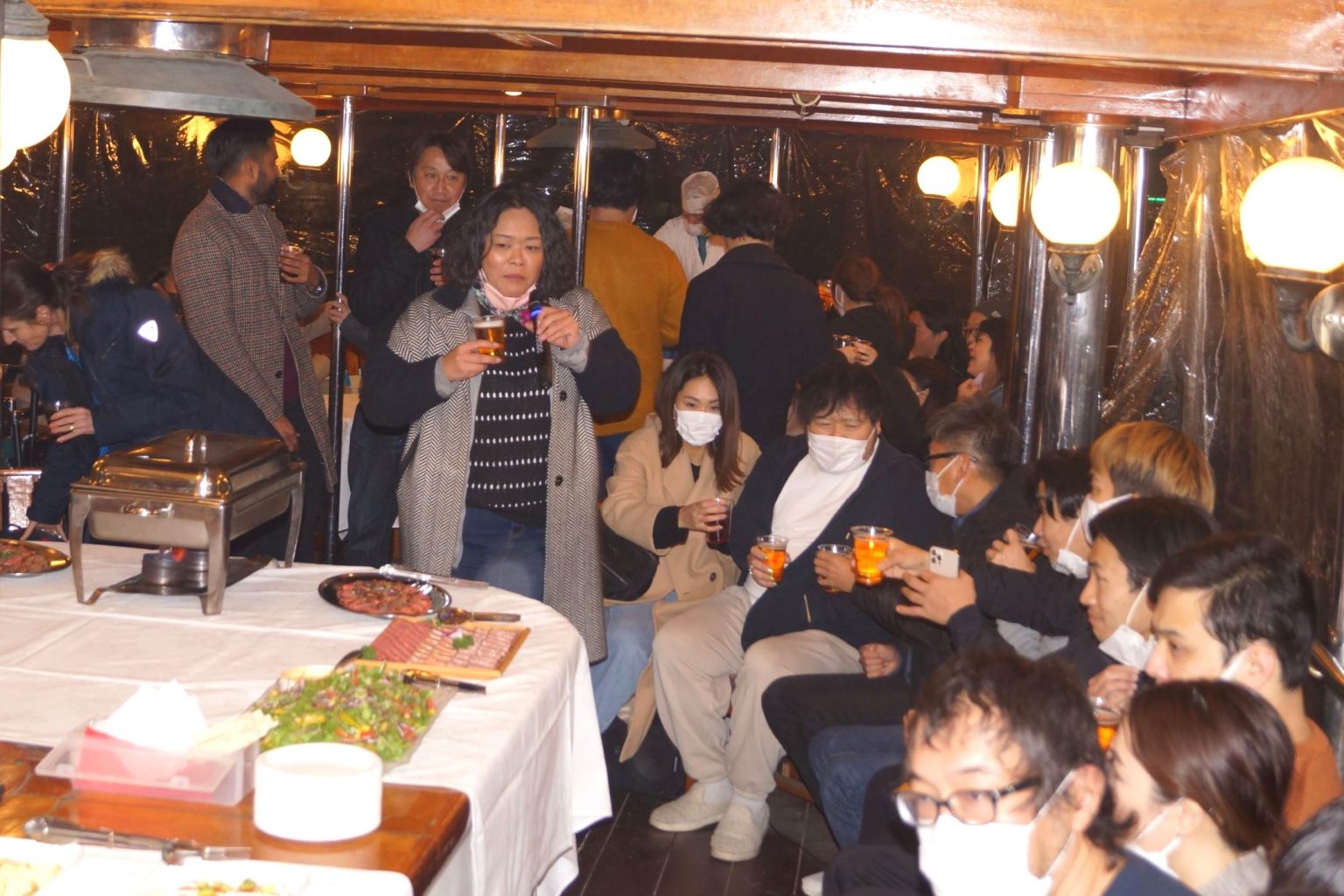 マルコポーロ船内でパーティーを楽しむ人たち