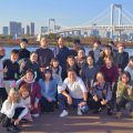 オリエンタルノア号の展望デッキで忘年会クルーズの集合写真を撮影