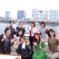 グランドバンクスの2階デッキで集合写真を撮影する様子