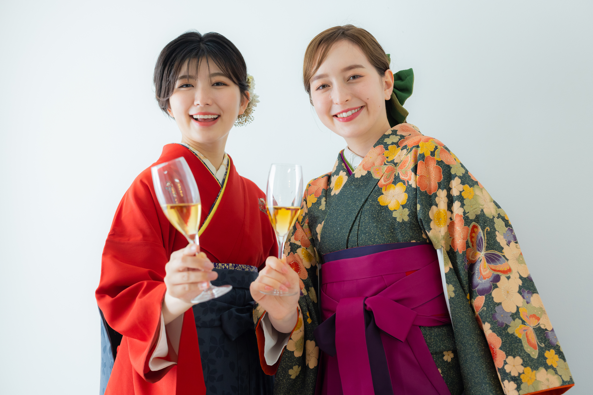 シャンパングラスを持った袴の女性二人組