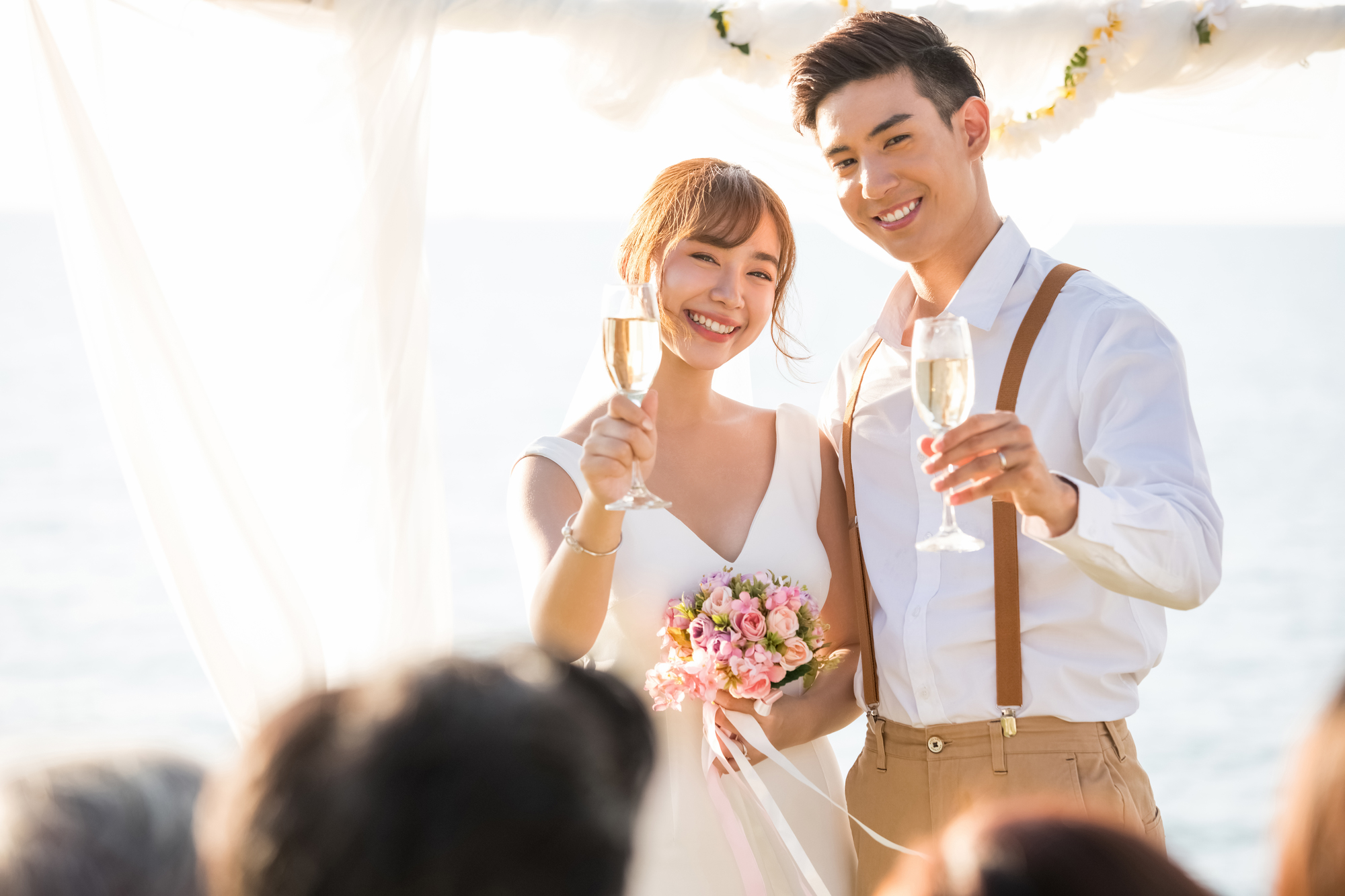 海を背景に結婚パーティー