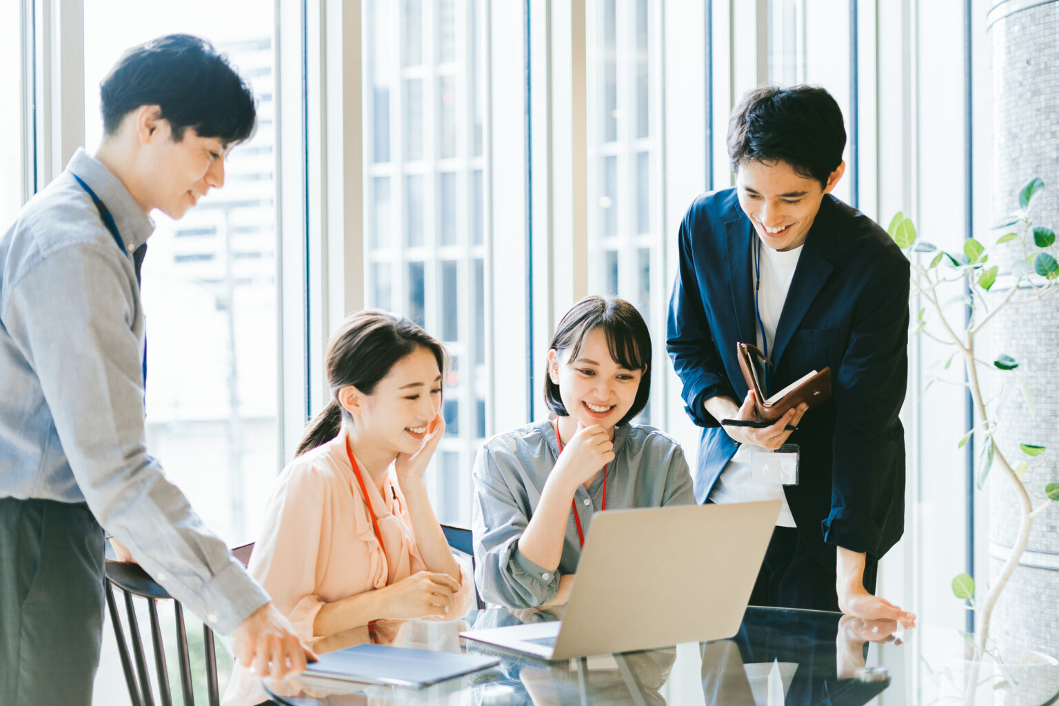 社員同士で話し合う様子