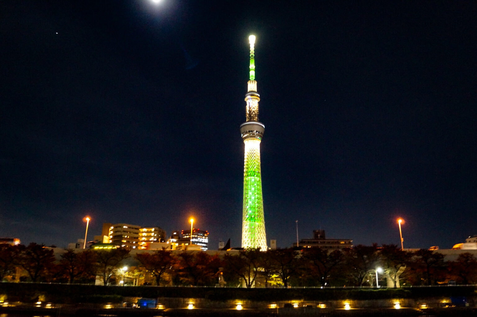 浅草、スカイツリーと共に夜景を楽しむ