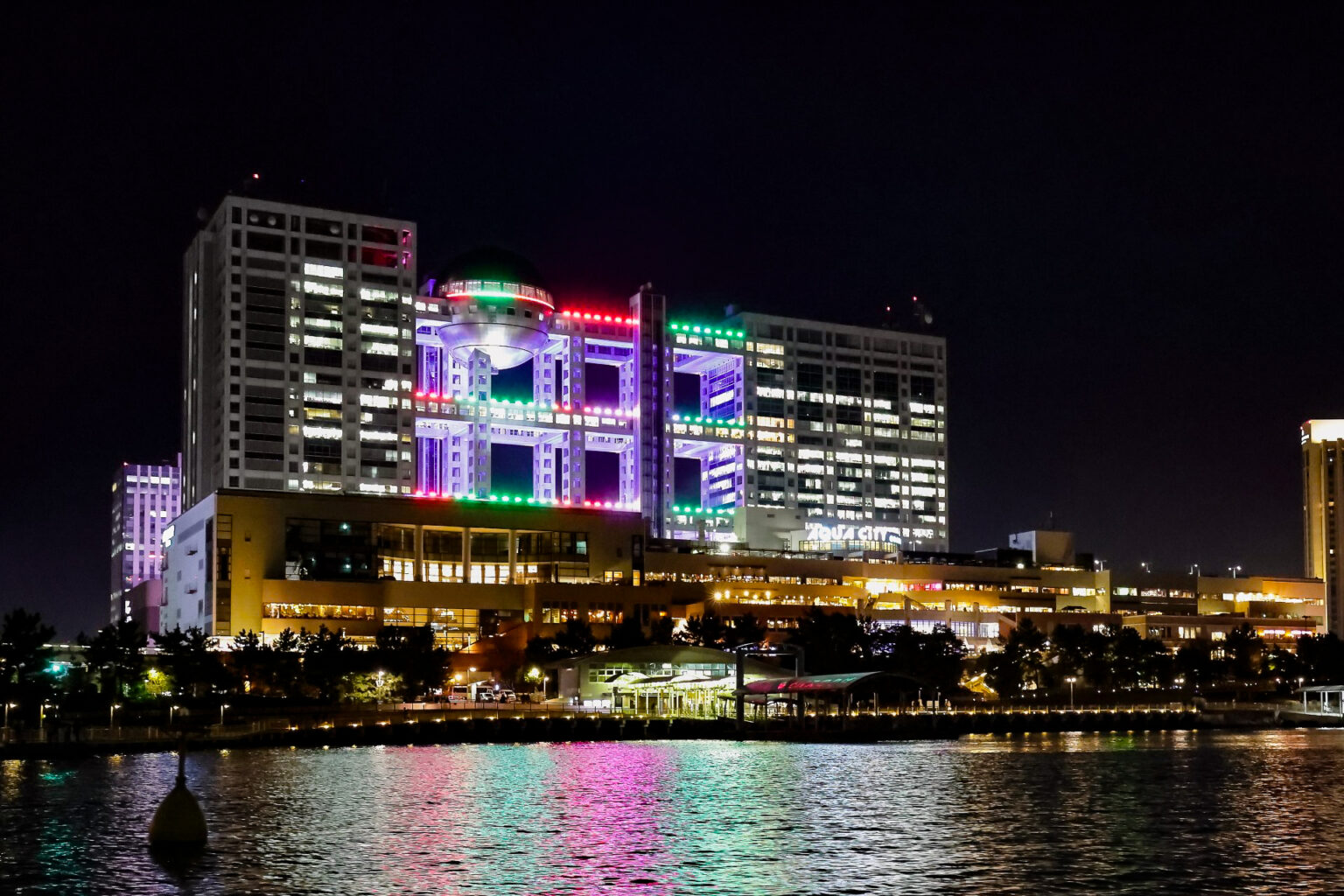 東京湾はお台場・フジテレビの夜景