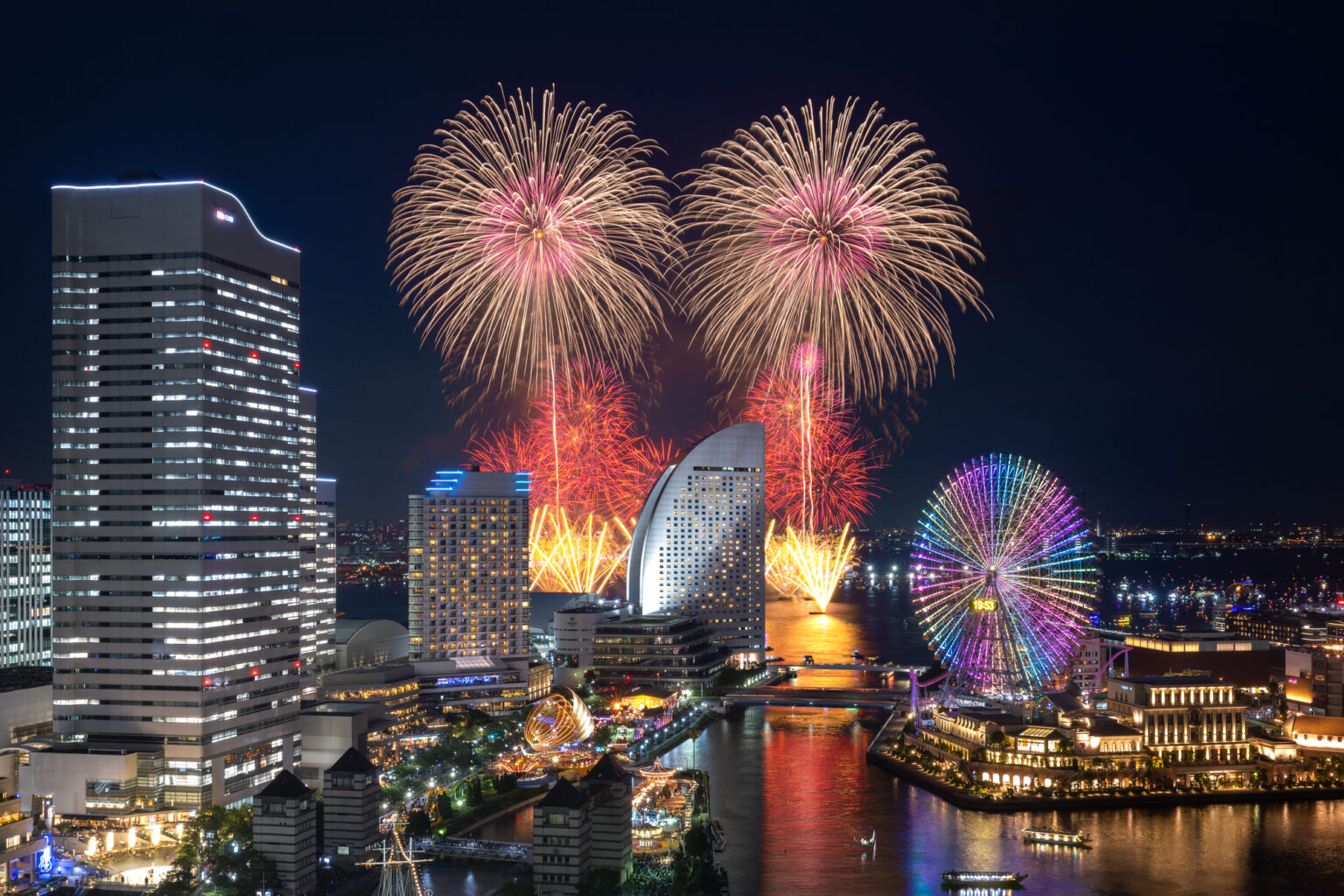 横浜港の花火