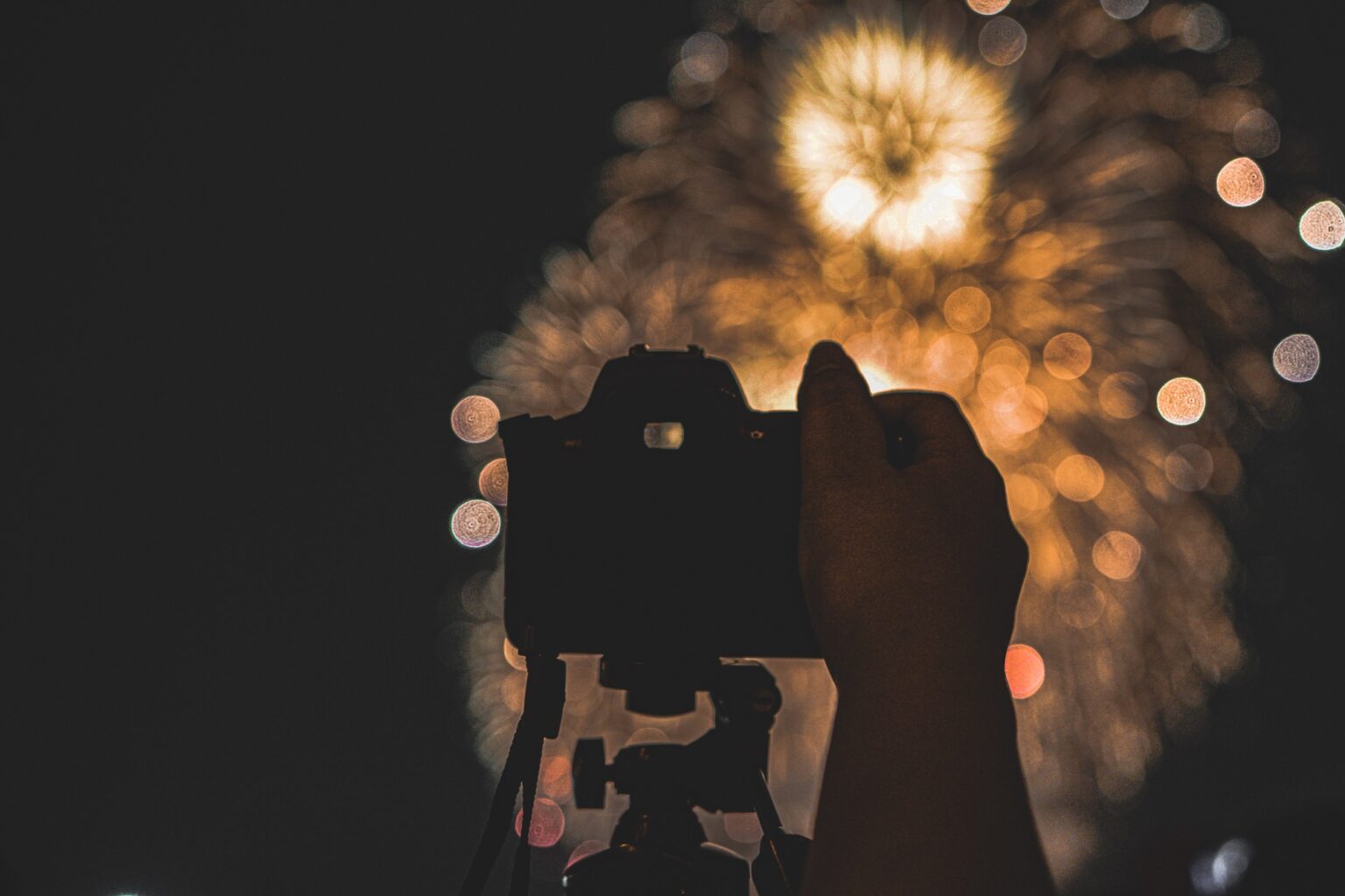 打ち上げ花火の写真を撮る様子