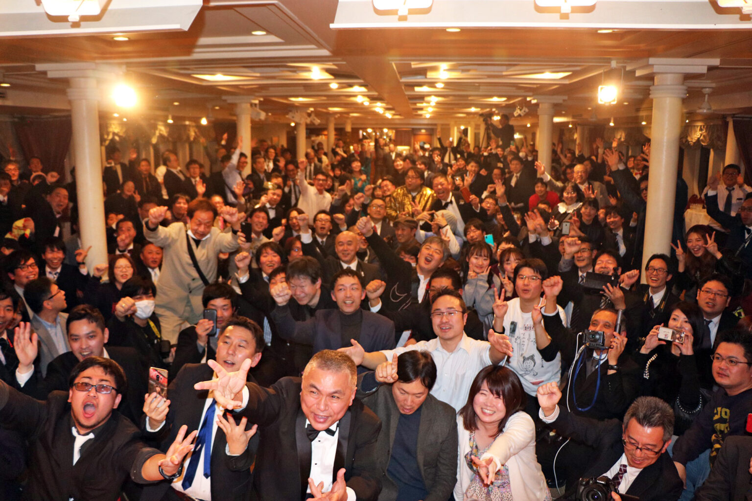 船上パーティーの集合写真