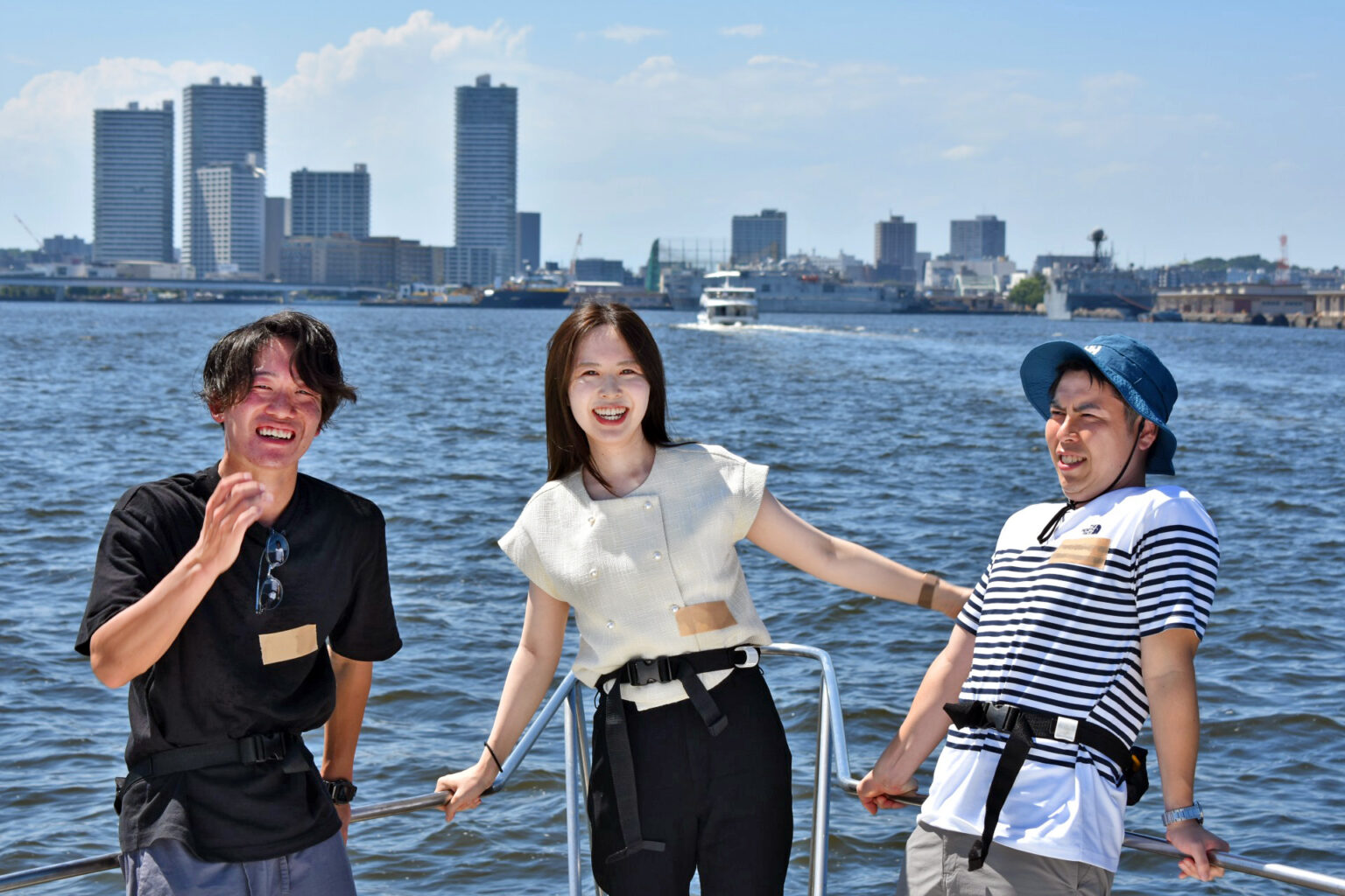 横浜の海辺を背景に記念撮影