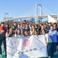 船の上で集合写真を撮影＠東京都お台場、レインボーブリッジ