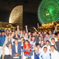 横浜夜景をバックに記念写真