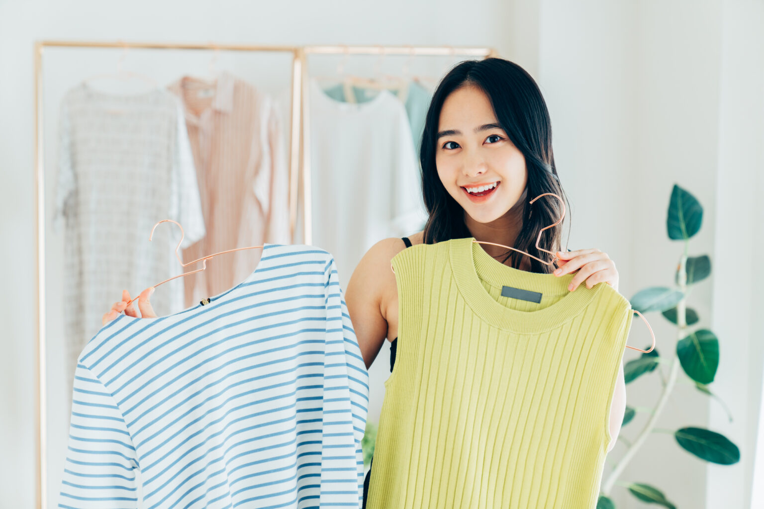服を選ぶ女性