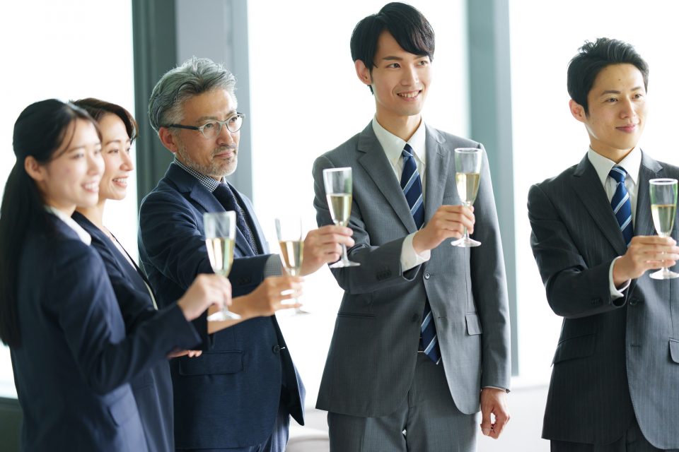 会社の人たちと乾杯する様子
