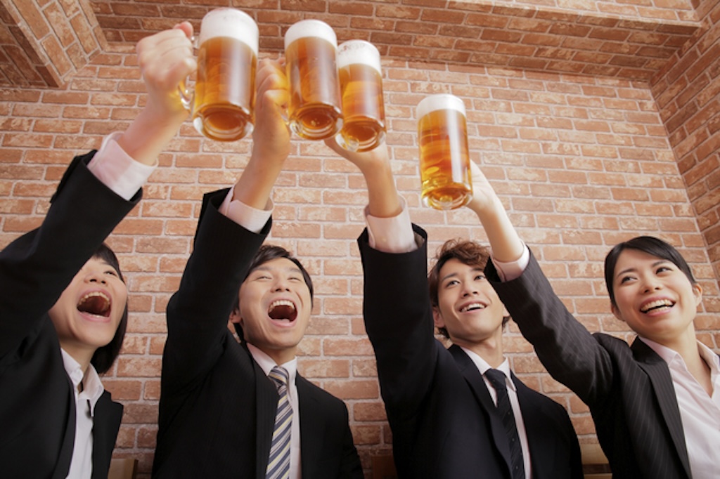 同僚同士で乾杯