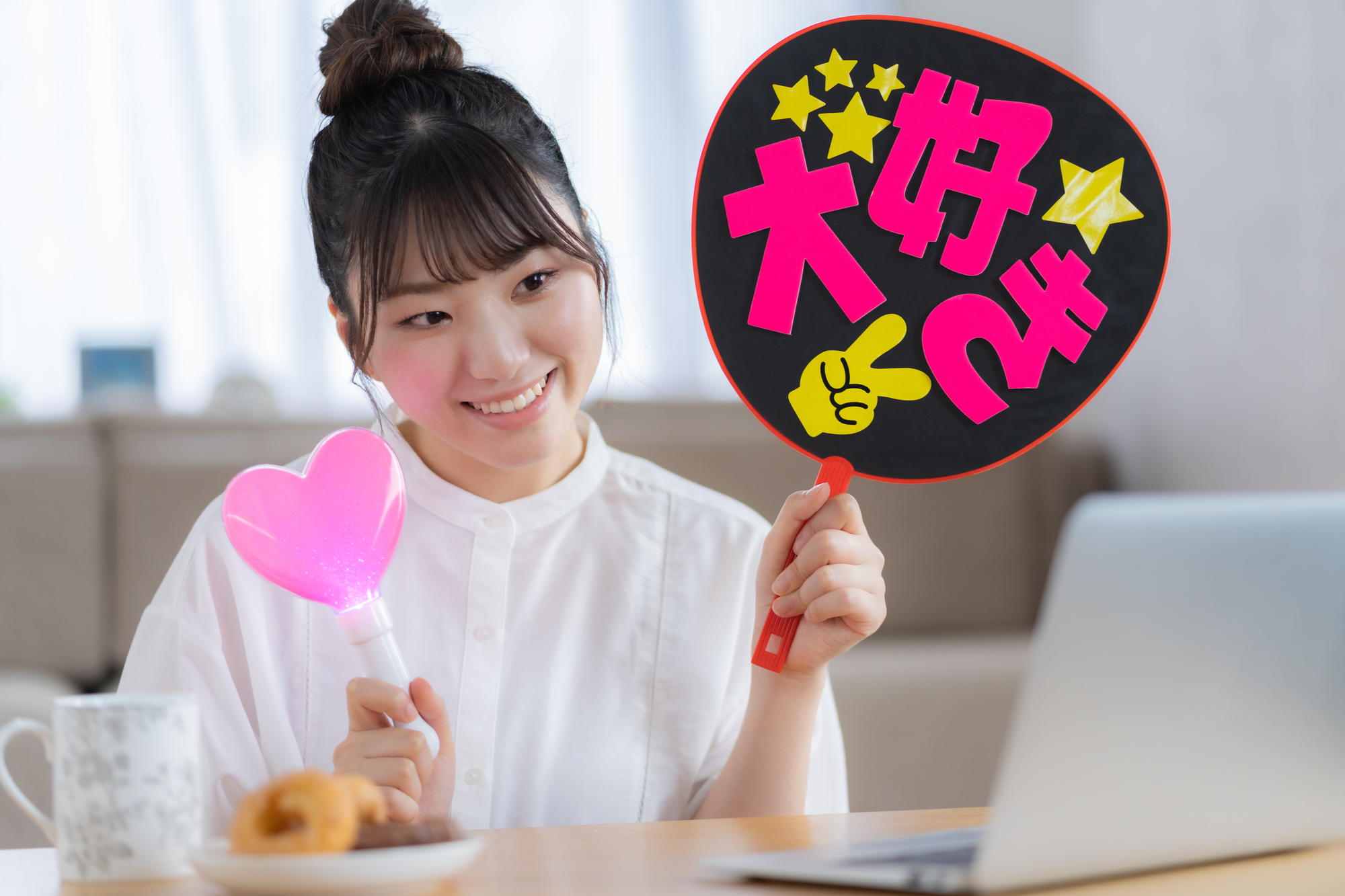 ファンを応援する女子