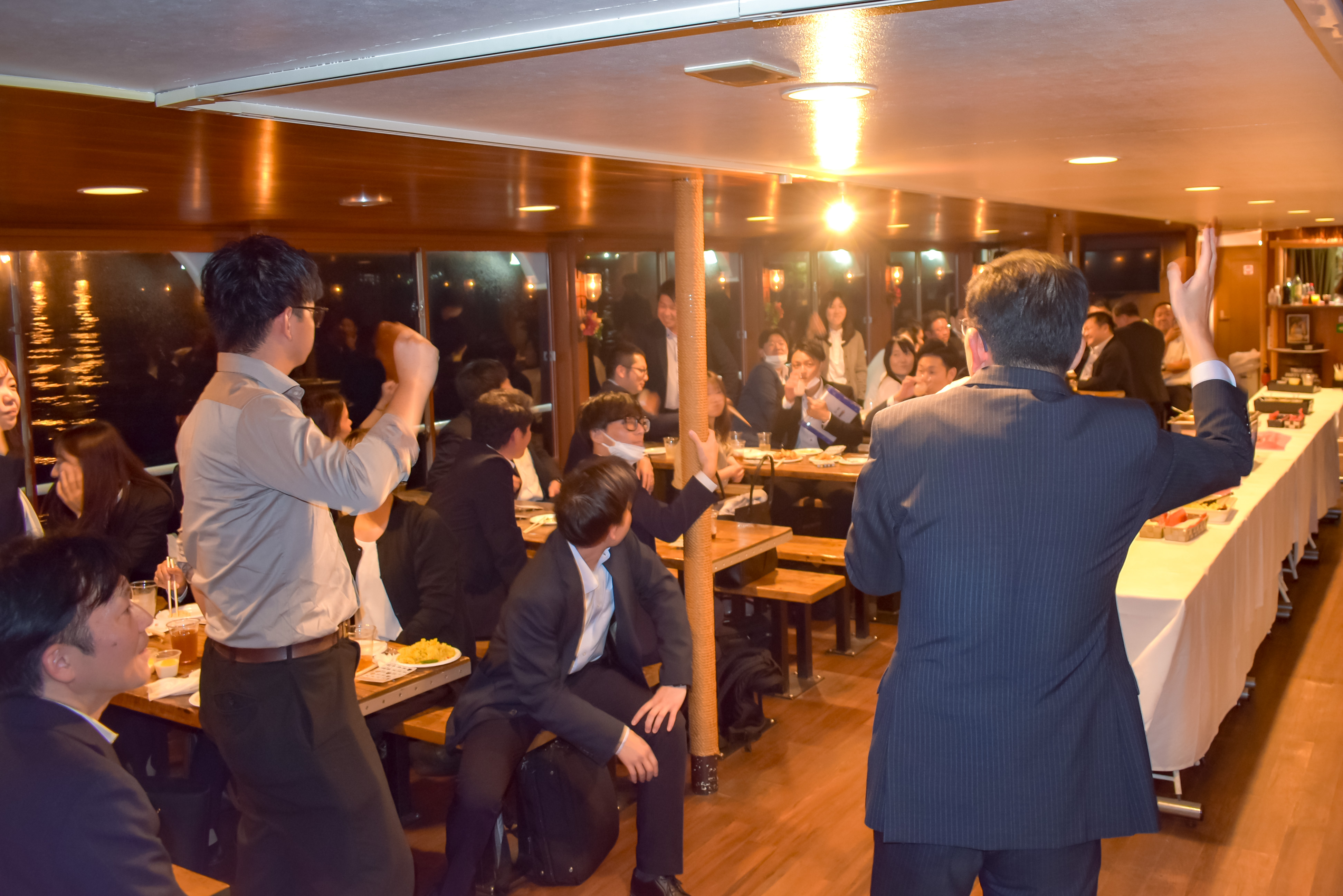 盛り上がる船内