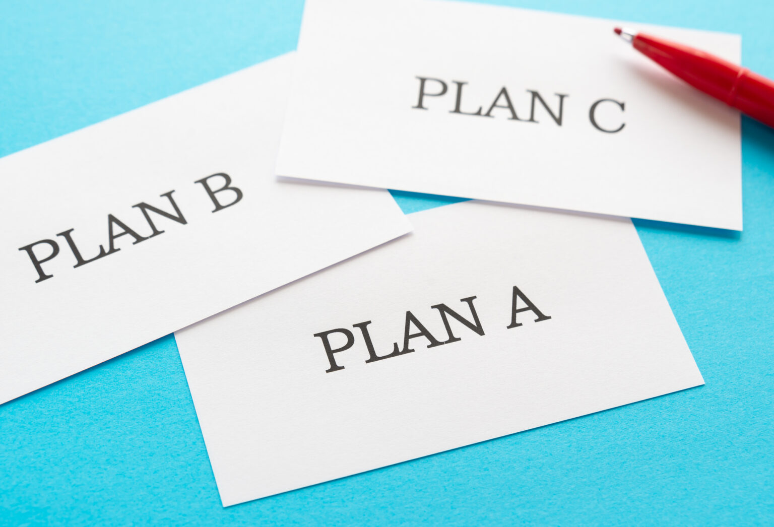 いくつかのプランを考えるイメージ