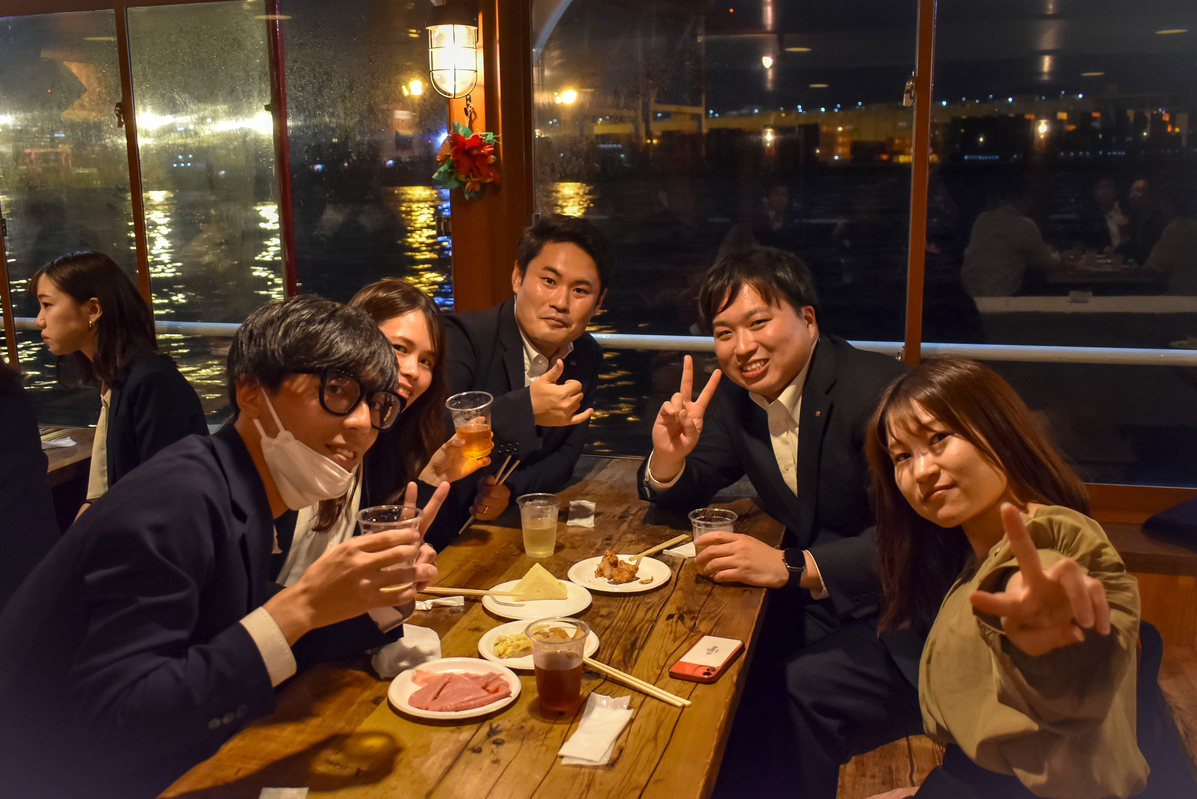 船内で歓談する様子