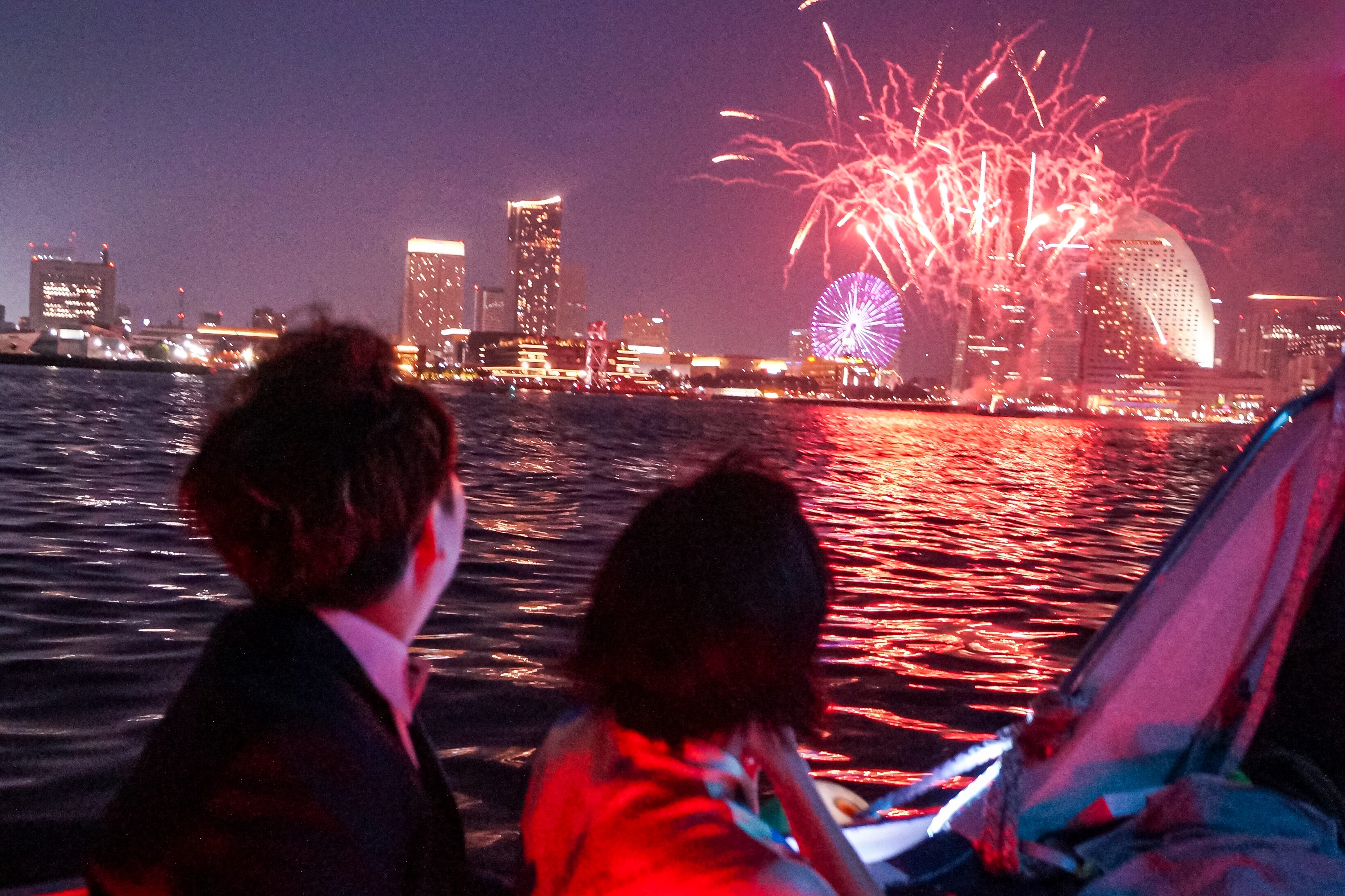 クルーザーから横浜ナイトフラワーズを見る